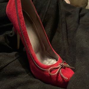 GUESS one Black and one Red Pumps with Pewter Zipper Bows. Gently used